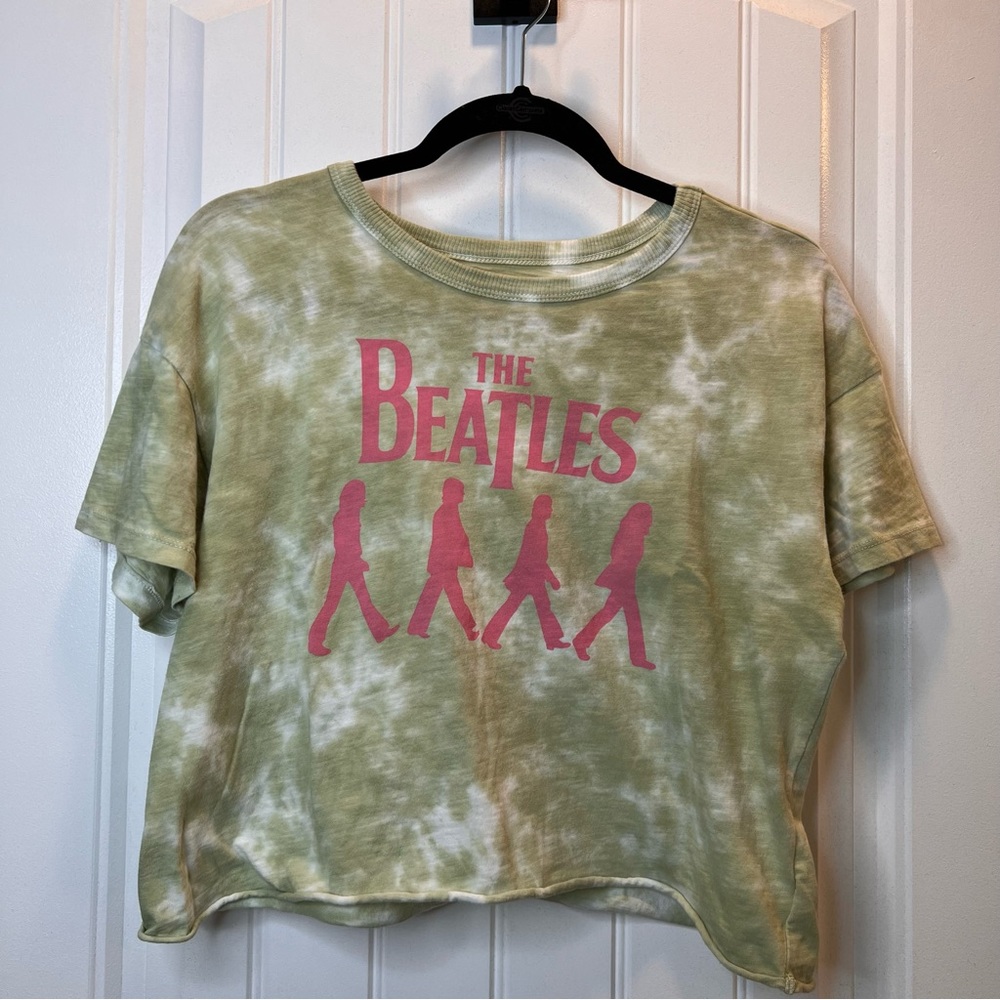 Beatles Tie Dye Green Cropped Tee with Pink Beatles Graphic. Size Small.‎